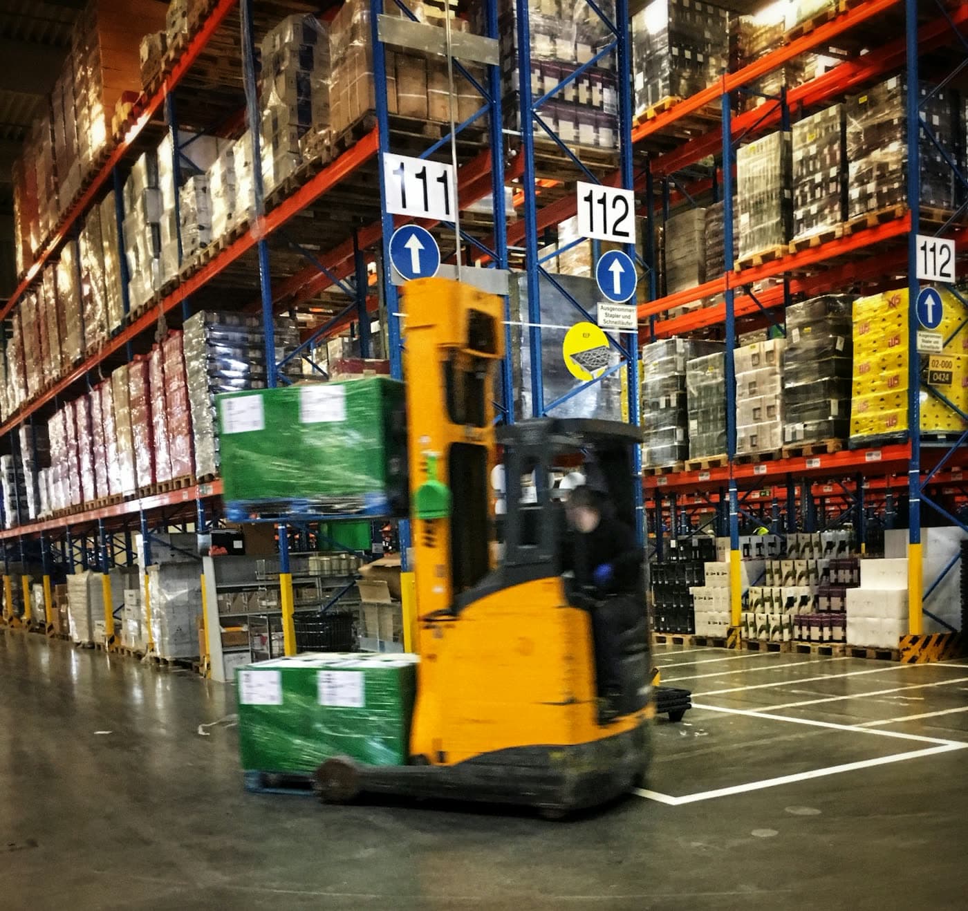Heftruck met pallets in een magazijn