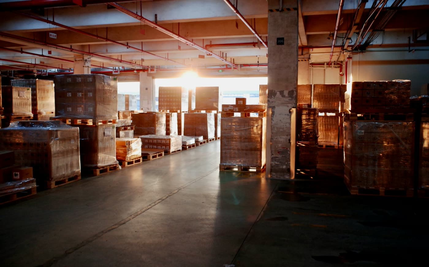 Magazijnopslag met pallets en goederen