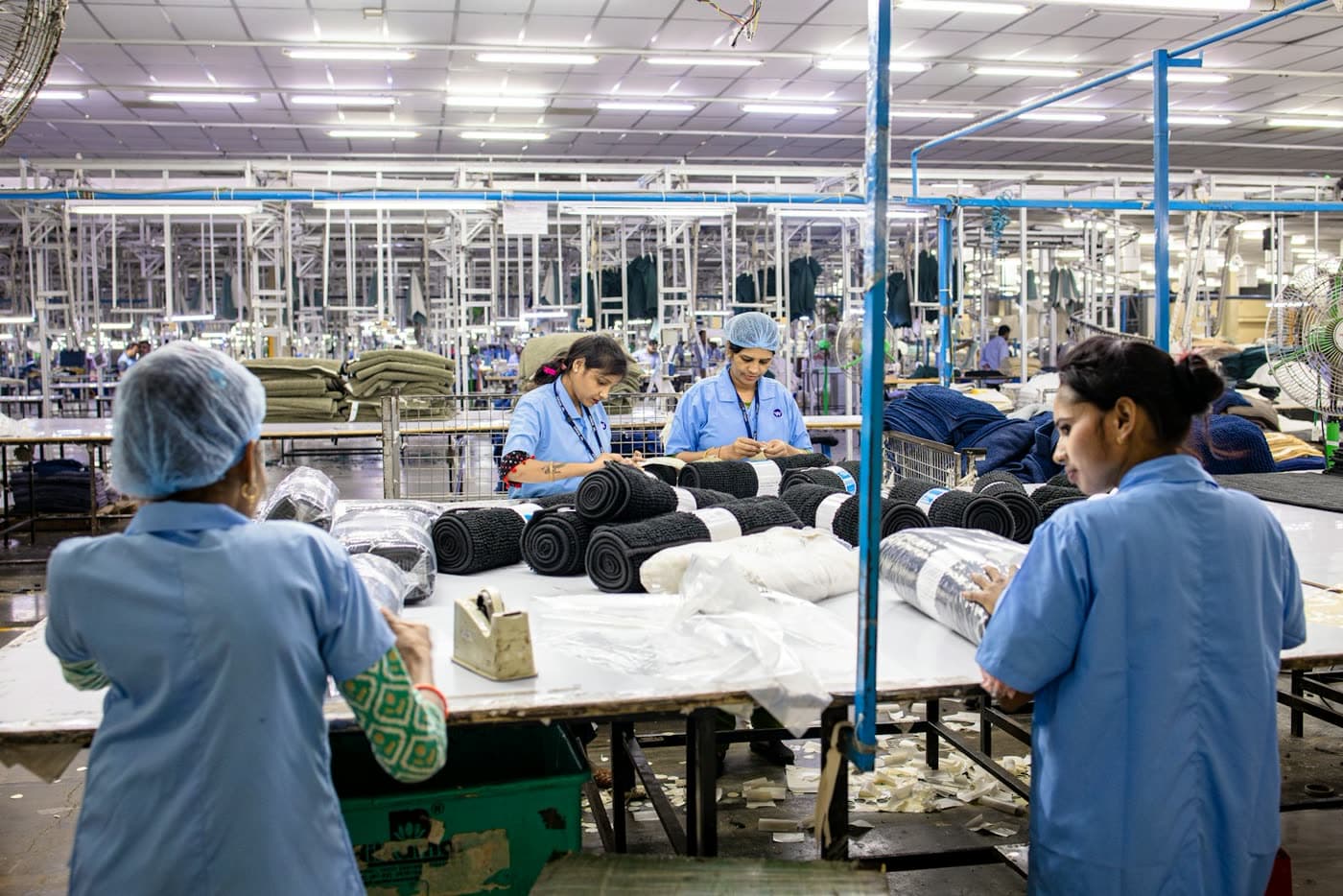 Medewerkers verpakken producten in een fabriekshal
